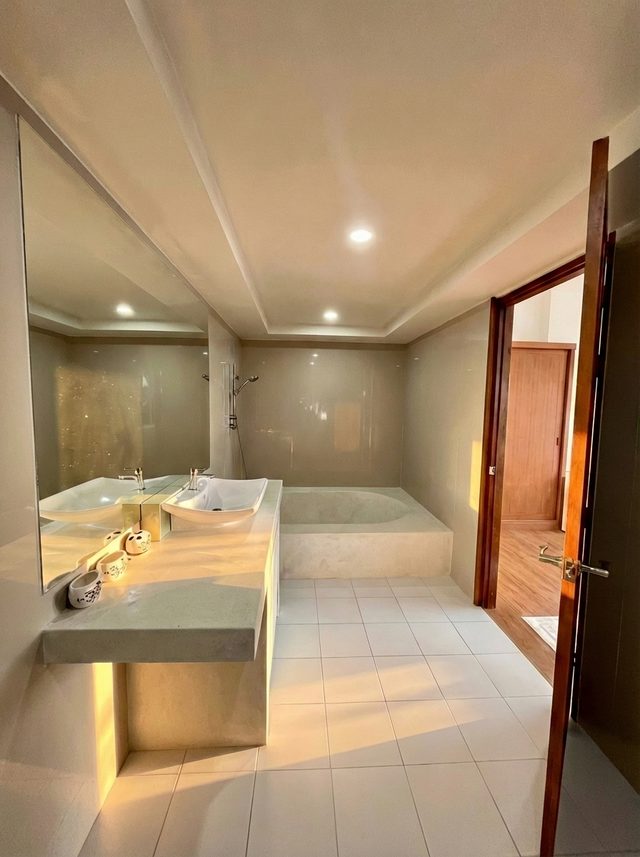 Bathroom with a full-size bathtub